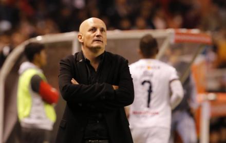 El técnico de Liga respondió a los cuestionamientos luego de la derrota ante Universidad Católica.