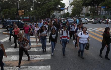 Venezolanos se trasladaron a pie durante el apagón eléctrico.