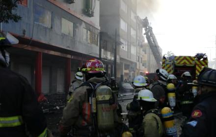 Momento en el que se presentaba este sábado el incendio en ese lugar tan concurrido del Puerto Principal. Se ve cómo los bomberos luchan contra las llamas.