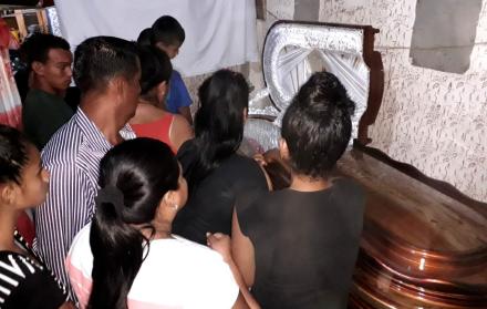 Decenas de personas se acercaron para darle el último adiós.