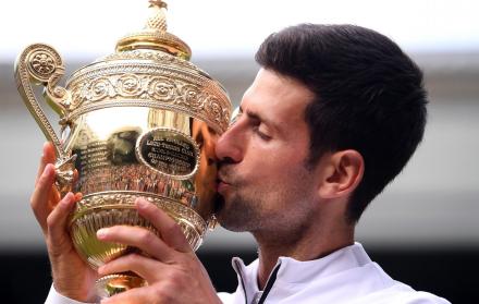 Djokovic besa su trofeo luego de derrotar por tercera vez a Federer en una final de Wimbledon.