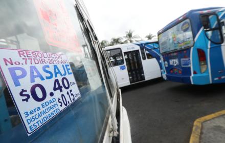 Los uniformados retiraron de los parabrisas los letreros en los que indicaban que el pasaje se mantenía en los 40 centavos.