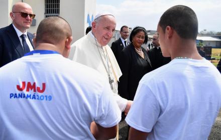 Papa pide reinsertar a reclusos durante visita a cárcel de Panamá