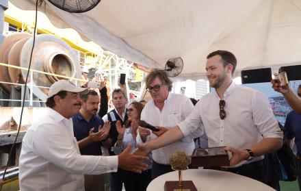 El alcalde Jaime Nebot, junto a otras autoridades, recorrió la zona marítima donde se realizan las labores de dragado.