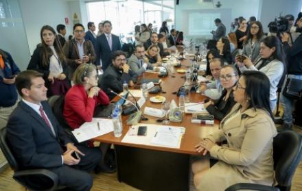 La Asamblea debate entre eliminar totalmente las pensiones vitalicias o ajustar el pago para exautoridades específicas.