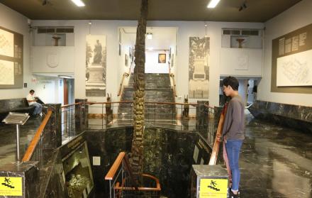 El tótem, ubicado en el Museo del Municipio de Guayaquil, es visitado por varias personas.