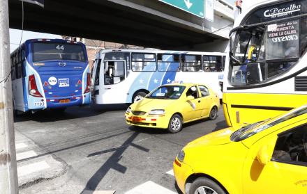 Problemas de tráfico vehicular en las calles José de Antepara y Manuel Galecio.