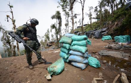 Según mineros y lugareños existiría una fosa con unos 35 cuerpos que la Policía y militares buscan corroborar.