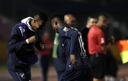 Jugadores celebran el triunfo de Universidad Católica.