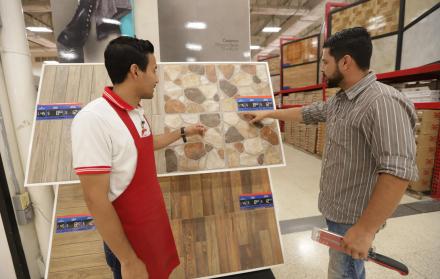 Riocentro Norte. Carlos Triviño, colaborador de Ferrisariato, muestra una opción de piso para patio de casa.