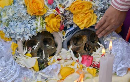 Velas y oraciones suelen acompañar al homenaje.