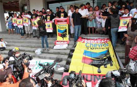 Protestas. En Ecuador y en varios países, los presuntos afectados por la contaminación petrolera reclaman el pago de la sentencia de Chevron.