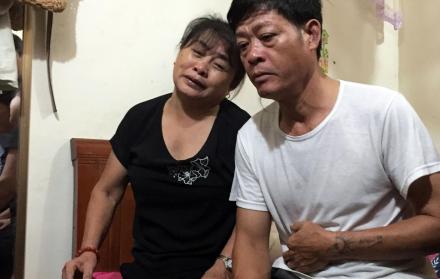 Pham Van Thin (d.) y Nguyen Thi Phong, padres de una las víctimas del camión frigorífico.
