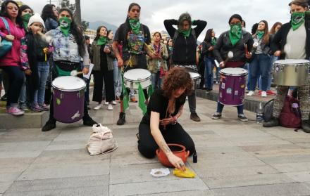Activistas permanecieron en los exteriores de la Asamblea Nacional la tarde del martes, cuando estaba previsto someter a votación la propuesta de despenalizar el aborto en caso de violación.