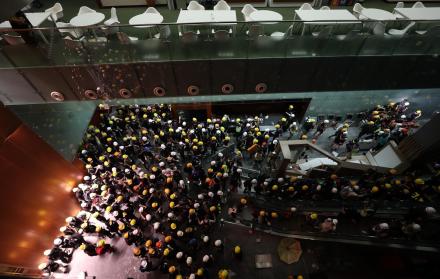 Cientos de manifestantes irrumpieron en el Parlamento de Hong Kong (China), este lunes.