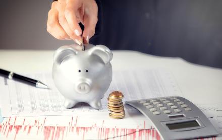 Se recomienda guardar un 10 % de los ingresos y para ello se puede recurrir a un débito automático de ahorro programado.
