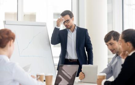 Se complica más en personas tímidas, quienes viven ansiedad antes, durante o después de su intervención en público.