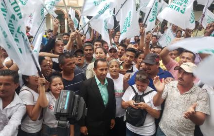 Milton Moreno junto a simpatizantes, este lunes 22 de abril.