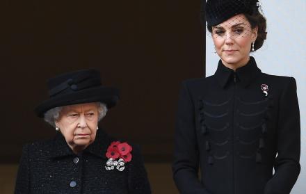 La reina Isabel II y la duquesa Kate Middleton.