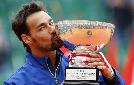 El nuevo ‘rey’ de Montecarlo besa el trofeo que lo acredita como ganador del Master 1000.