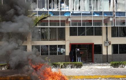A la quema de llantas se suman las ventanas quebradas, en el tercer día de las marchas en Carchi.