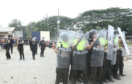 Agentes policiales en las afueras de la penitenciaría.