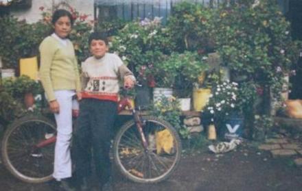 Richard, desde muy pequeño, junto a una de sus bicicletas.
