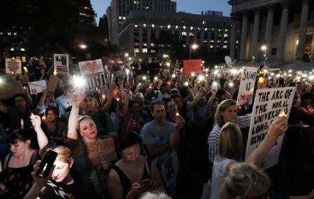 Cientos de personas protestan en Nueva York en contra de las redadas, la noche del 12 de julio.