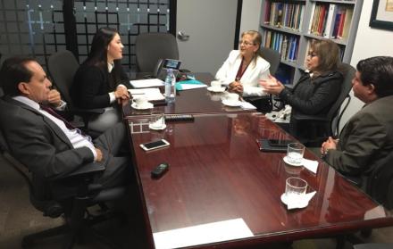 Camila Mejía, del BID (segunda desde la izq.), escucha a los representantes de la Defensoría.
