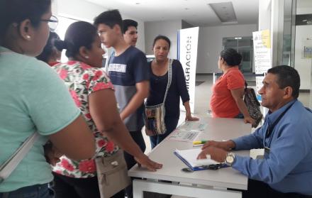 En las instalaciones de la Senescyt, en Guayaquil, decenas de bachilleres piden información sobre el proceso.