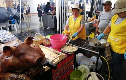 El ‘Chuya Mikuna’, concentra a por menos unas treinta ´huecas´ con platos típicos y bebidas, que giran alrededor de la carne de cerdo y del cuy, y el maíz.