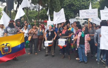 Los asistentes portaban carteles en los que se leía frases como “somos activistas no terroristas”, “paz” y “Guayaquil se levanta”.