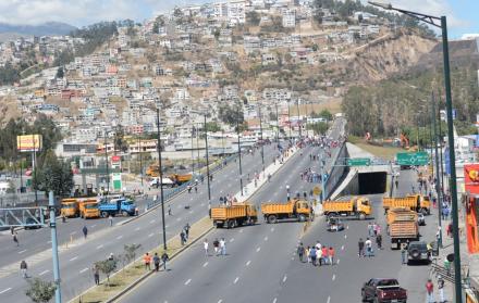 Transporte pesado bloquea las calles en Carapungo, norte de Quito. 