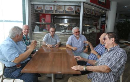 Encuentro. De izquierda a derecha, Mauricio Cisneros, Xavier Landín, Jorge Palacios, Galo Baquerizo, Leonidas Carreño y Ernesto Landín.