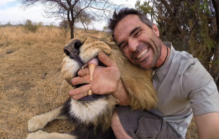 Tomarse fotografías frente a animales peligrosos o desde las alturas son algunas de las preferencias de aficionados a las selfies.