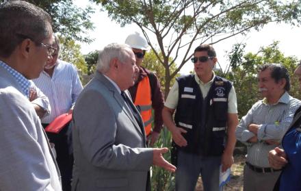 El rector de la Universidad de Guayaquil dialoga con autoridades y estudiantes de la Facultad de Ciencias Naturales.