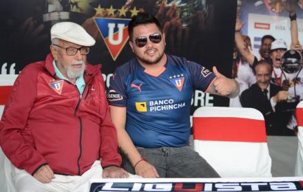 Rodrigo Paz Delgado, quien llevó a Liga a la consecución de la Copa Libertadores en 2008, estuvo junto a la hinchada.