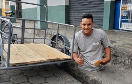 Ángel Mora fue sorprendido en La Troncal, con un triciclo y material para su negocio.