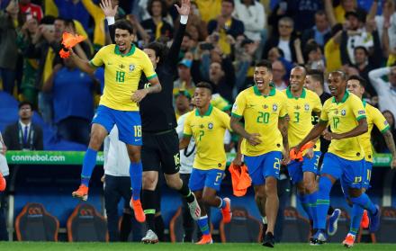Jugadores de Brasil celebran al ganar la Copa América 2019 tras vencer a Perú 3-1.