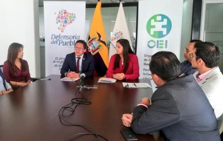 Freddy Carrión Intriago, defensor del Pueblo de Ecuador, y Sara Jaramillo, directora y representante permanente de la oficina de la OEI en Quito, firmaron el acuerdo específico. 
