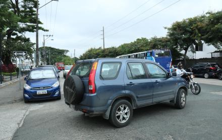 Desorden. Los vehículos buscan la manera de reincorporse a la vía.
