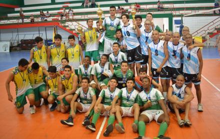 Jugadores de Esmeraldas, El Oro y Guayas posan con sus respectivos trofeos.