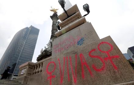 Manifestantes plasmaron consignas con aerosol sobre el monumento del Ángel de la Independencia. 