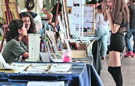 Ilustradores. Entre los 200 artistas que participan este año de la convención, constan decenas de ilustradores de distintas provincias del país. Ellos mostraron sus pinturas y figuras hechas de forma artesanal.