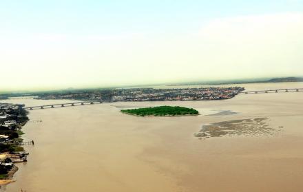 El islote El Palmar, convertido en una barrera infranqueable que alimenta el  bajo caudal del río Daule, sigue acumulando sedimento.