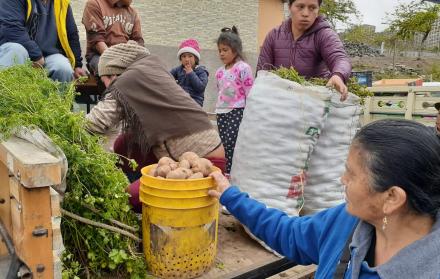 Los comerciantes y consumidores pese al temor de saqueadores salieron a las ferias.