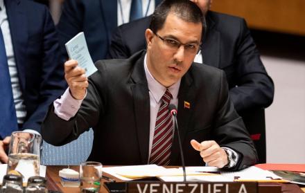 Arreaza también acusó a Estados Unidos de querer invadir Venezuela amparándose en el reparto de ayuda humanitaria. 
