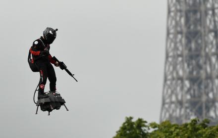 El aparato es capaz de volar a 200 km/h y alcanzar dos kilómetros de altura.