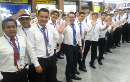 Miembros de los Testigos de Jehová esperan a los 5.300 delegados extranjeros.