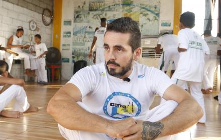 James Restrepo, instructor de capoeira, ayuda a varios niños y adolescentes de la Isla Trinitaria.